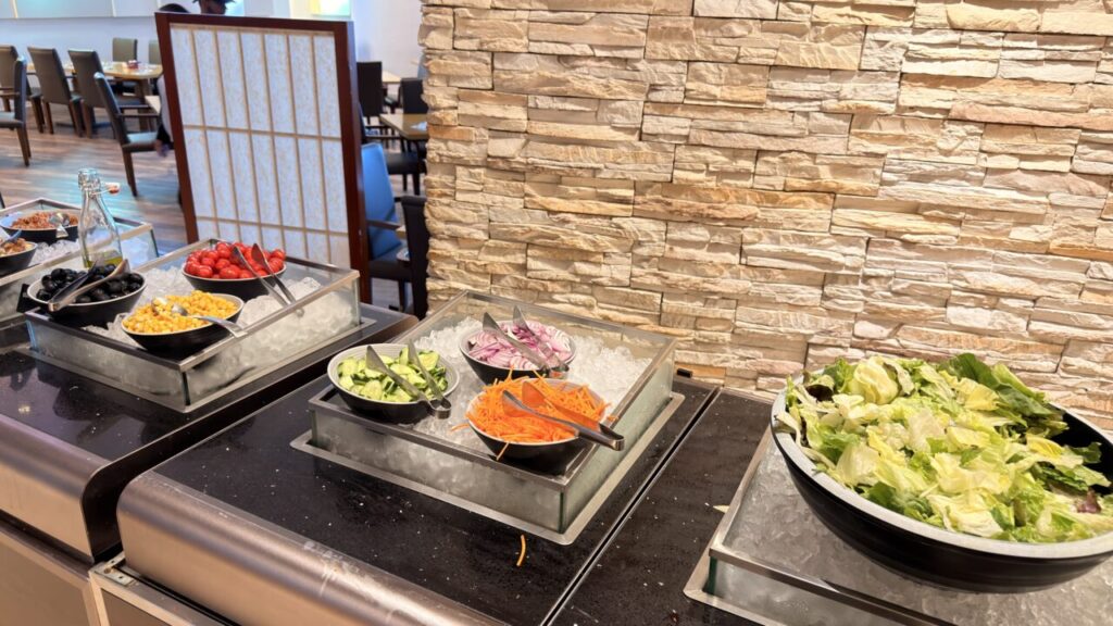 TASTE朝食のレタスと野菜が並ぶサラダバー