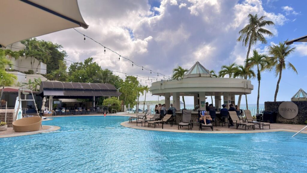 Misty's Beach Barを囲むウェスティン リゾート グアムの屋外プール