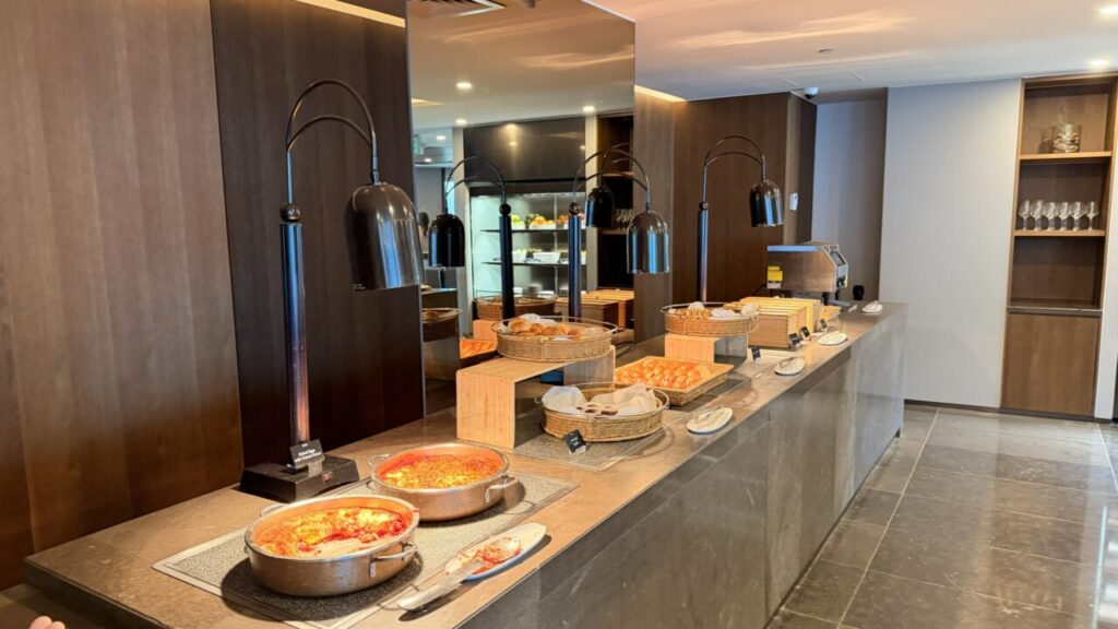 Westin Club Lounge朝食の温かい料理とパンが並ぶビュッフェ台