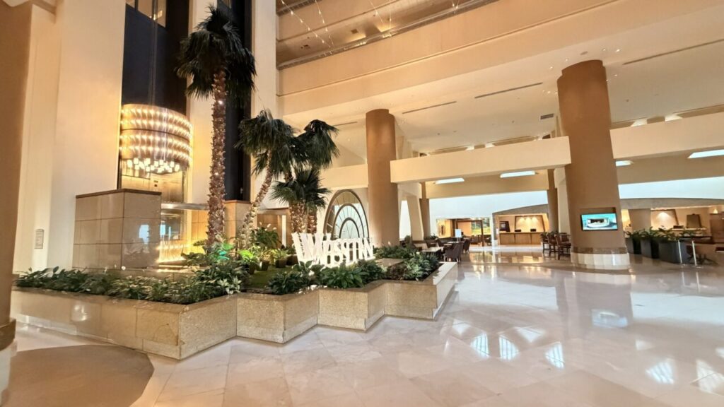 ヤシの木とWESTINロゴが見える吹き抜けのロビー