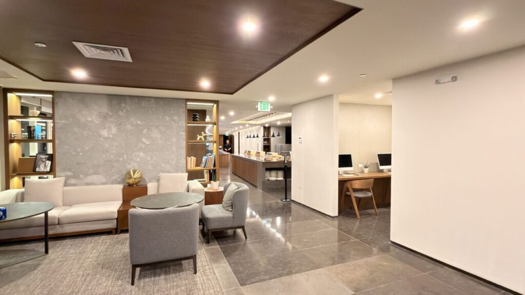 Westin Club Loungeのソファ席とパソコンスペース