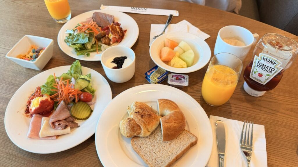 Westin Club Lounge朝食で選んだパンとサラダとフルーツ