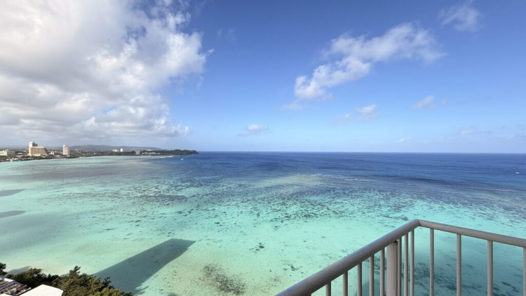 客室バルコニーから見渡すグアムの青い海