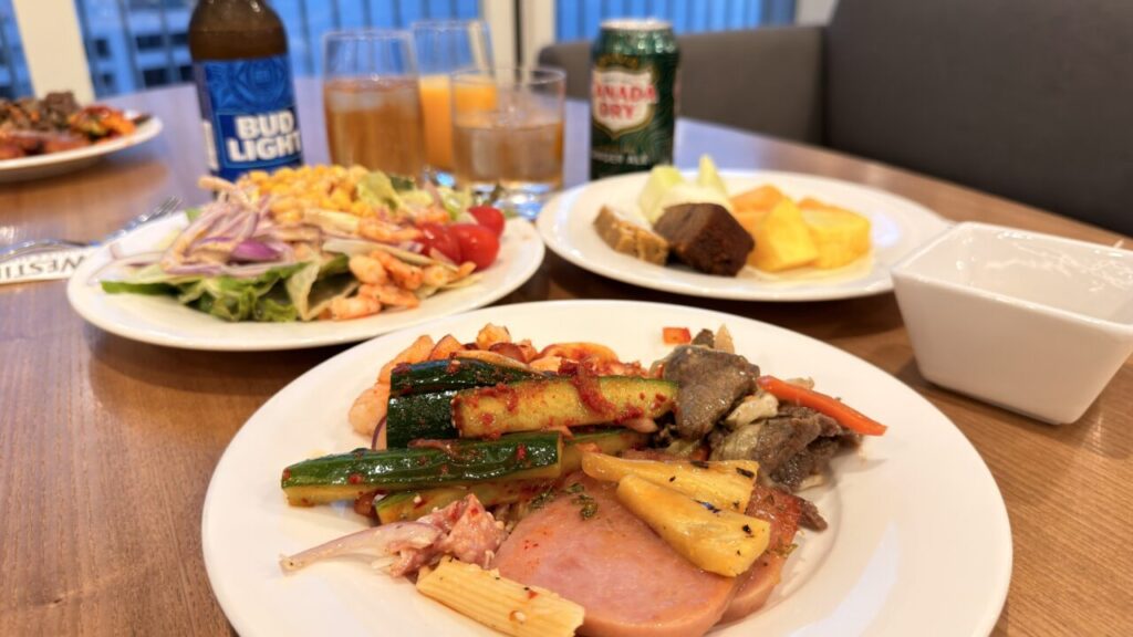 Westin Club Loungeイヴニングカクテルの料理とビール