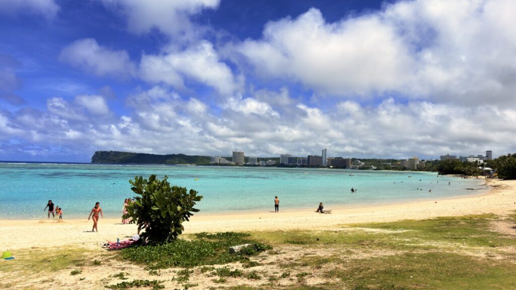 イパオビーチの白い砂浜と穏やかな海