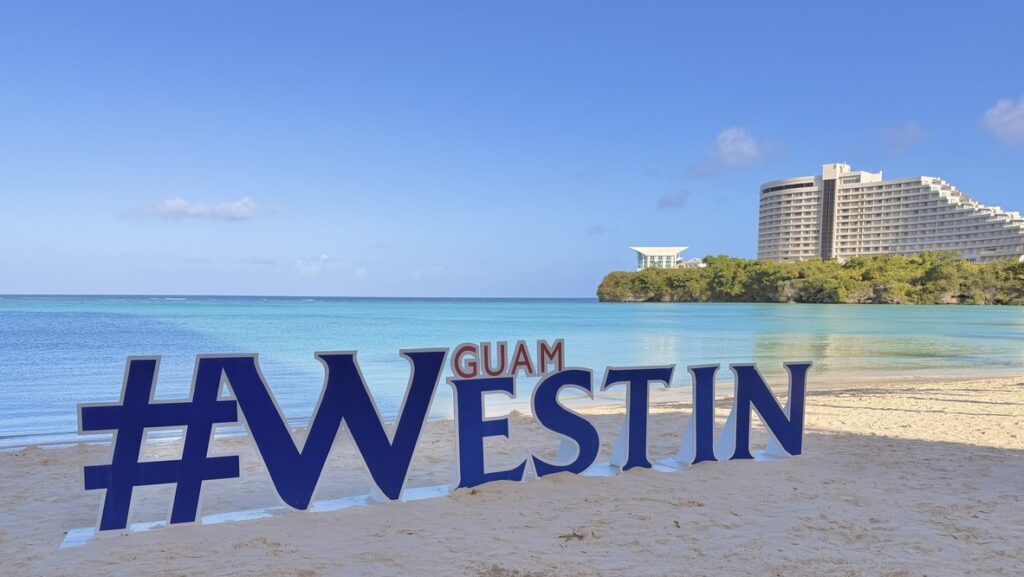 ホテル前ビーチに設置されたGUAM WESTINの大型サイン