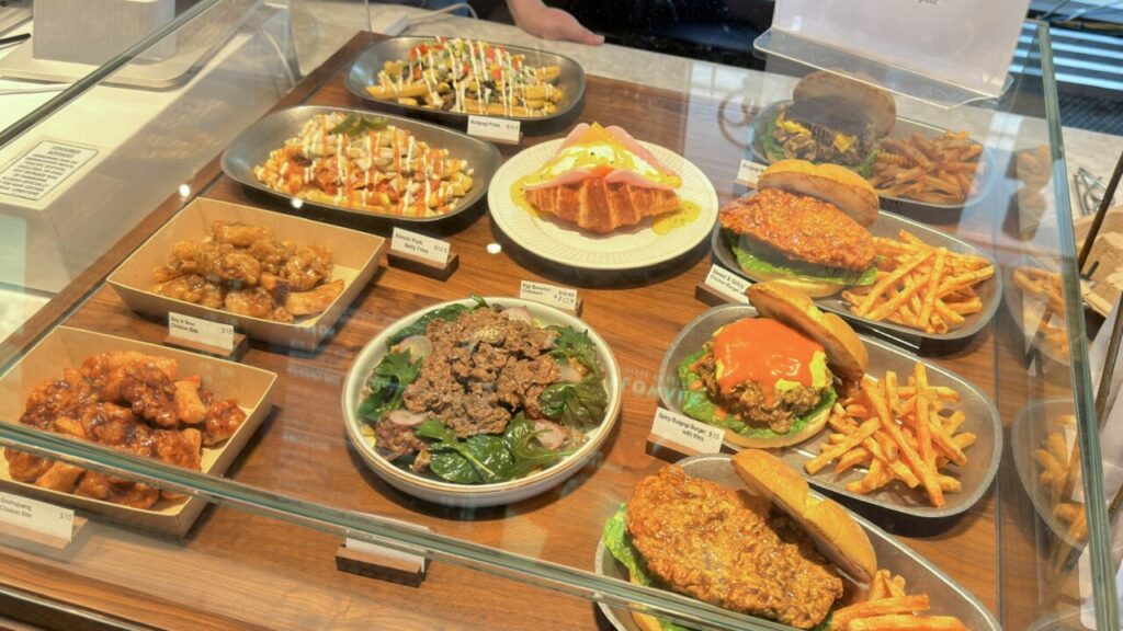 SLOWALKのショーケースに並ぶバーガーやフード