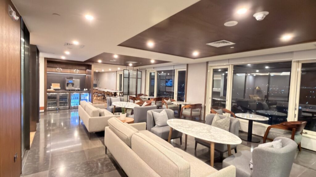 ソファとテーブルが並ぶWestin Club Loungeの室内