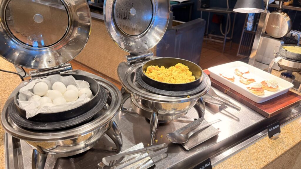TASTE朝食のゆで卵とスクランブルエッグ