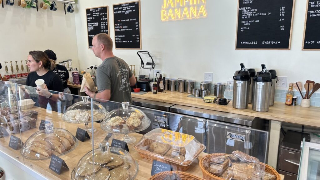 The Jammin' Banana Bakery & Cafeの焼き菓子と店内カウンター