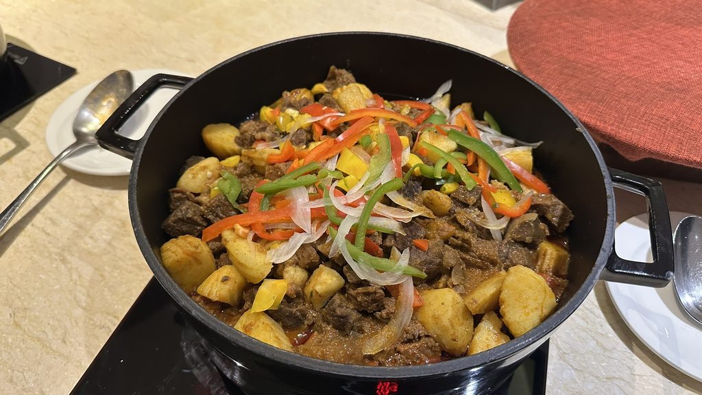 ラムカレーなど温かい料理も並ぶ