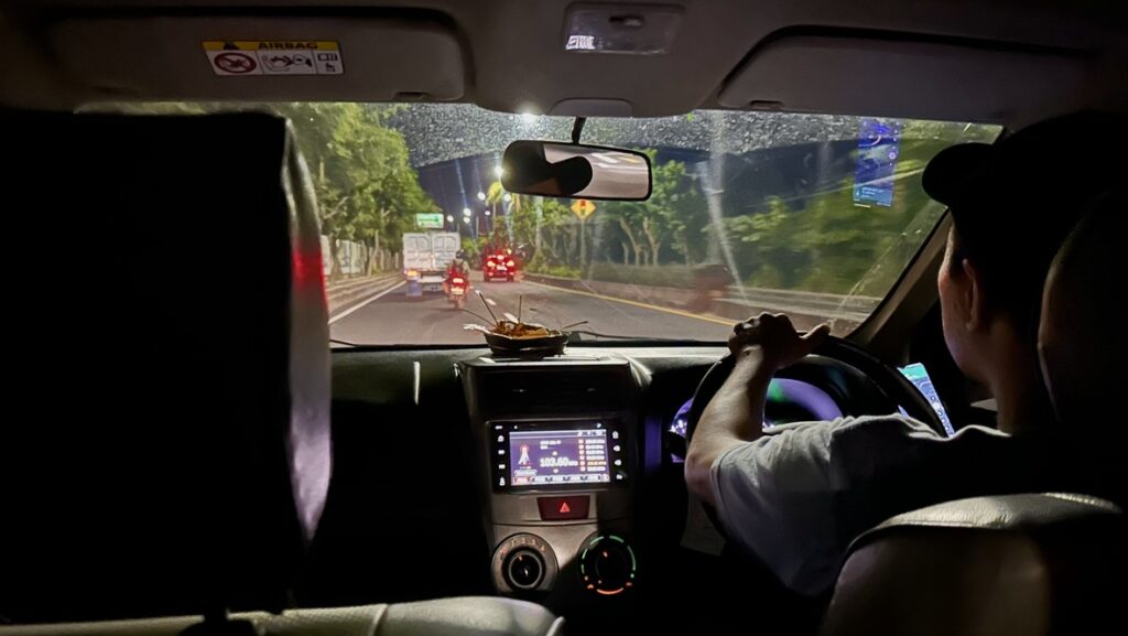 空港送迎の車内