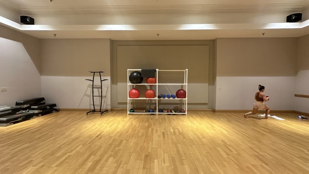 マットやダンベルを備えたフィットネススタジオ