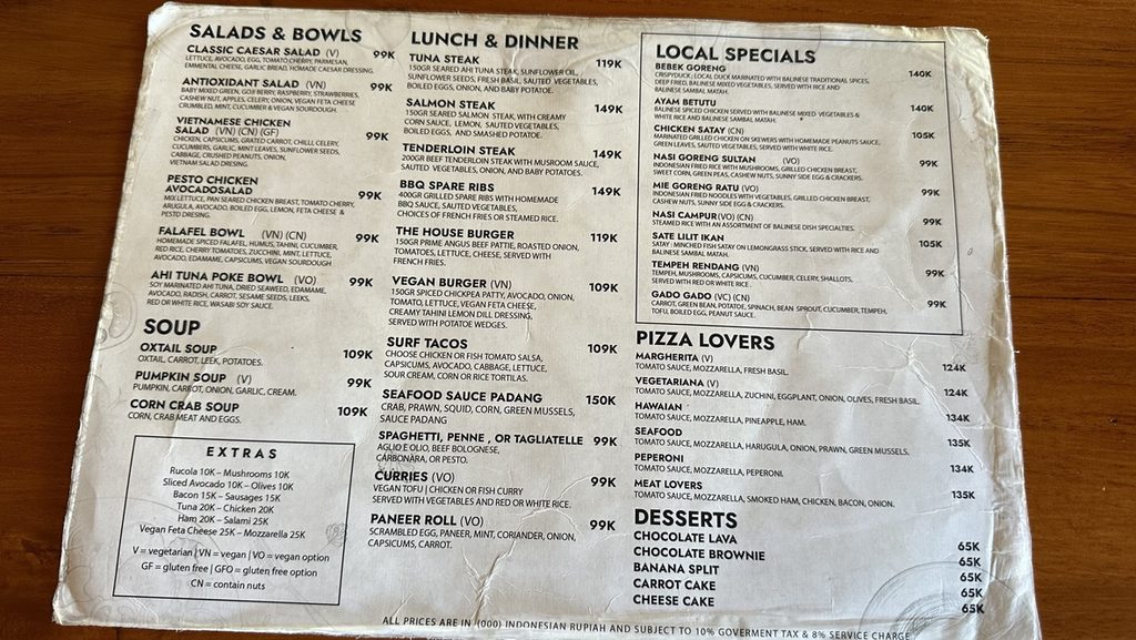 Warung Bejanaのサラダや肉料理などが載ったフードメニュー