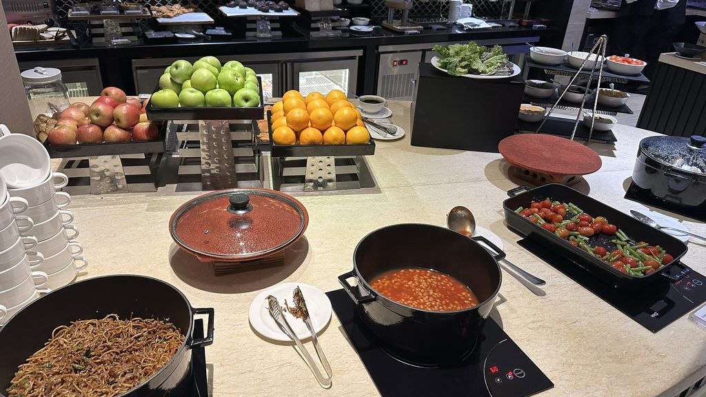 ラウンジ朝食の麺料理、豆料理、温野菜