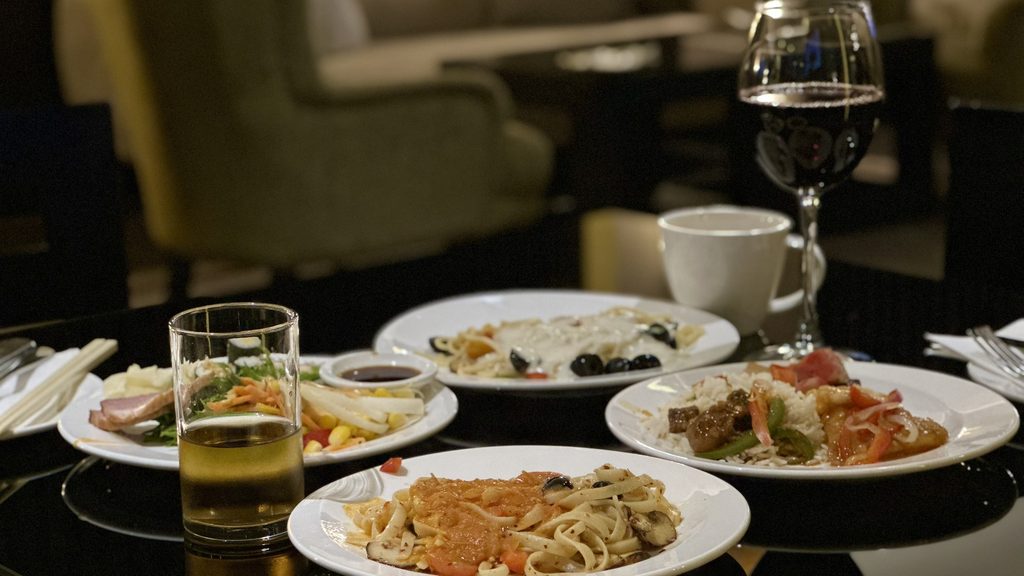 パスタや温かい料理を並べたカクテルタイムのテーブル