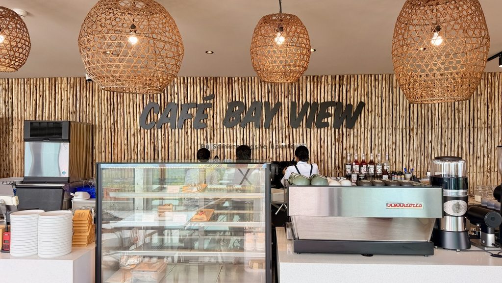 編み込みの照明とCAFÉ BAY VIEWの看板があるカウンター