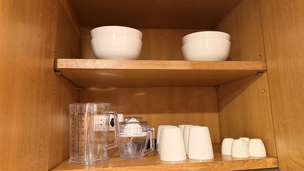 ボウルと計量カップ、調味料入れ