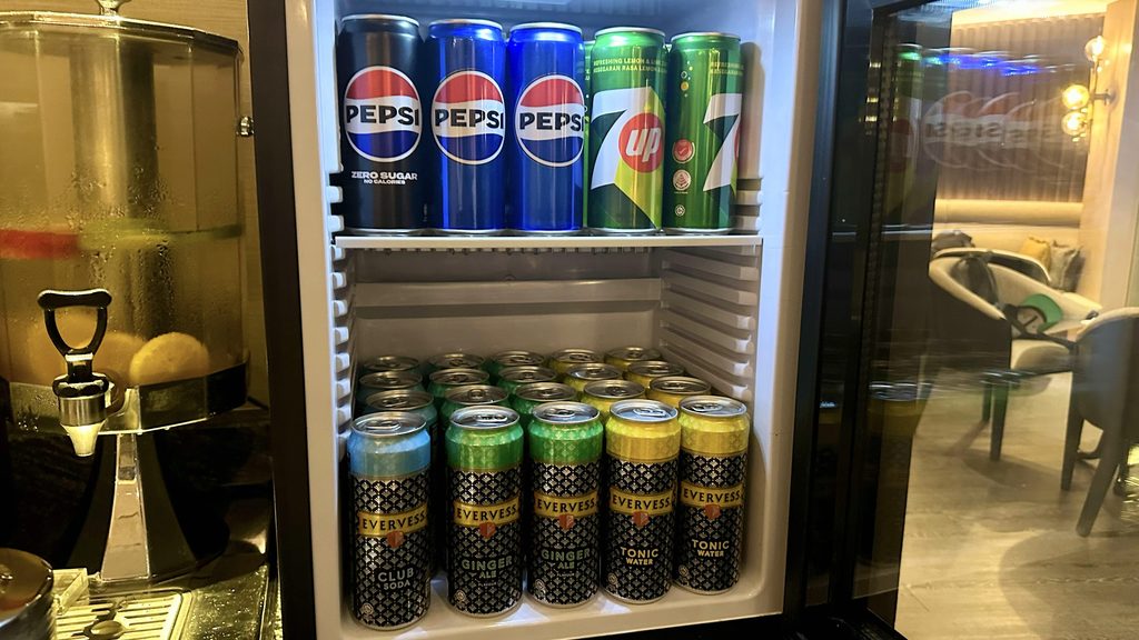 冷蔵庫に揃ったコーラやジンジャーエールなどのソフトドリンク