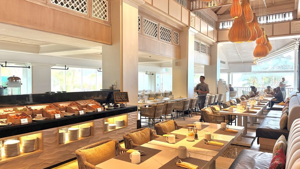 明るく開放的なJW Caféの店内