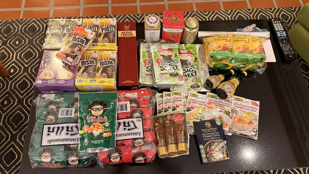 Big Cなどで購入したお菓子、調味料、タイティーとHONG THONG