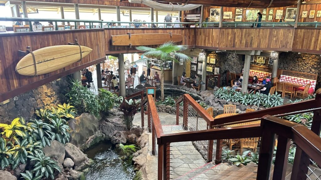 Duke's Kauaiの吹き抜けの店内