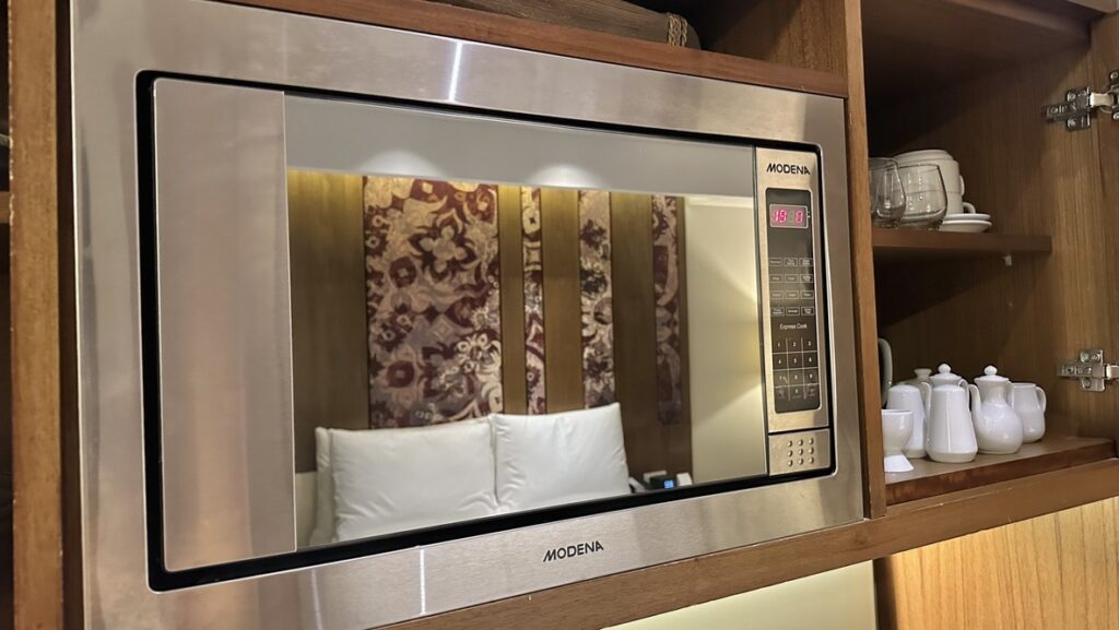 電子レンジと食器棚