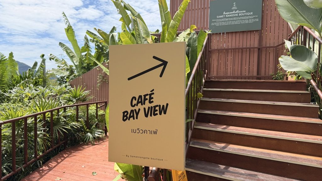 階段脇のCAFÉ BAY VIEWの案内看板