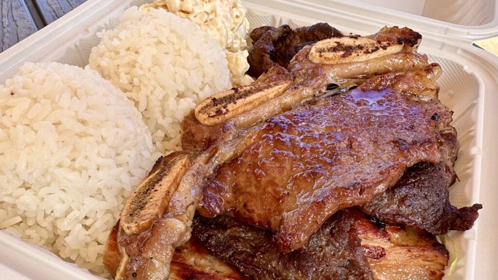 フードトラックで購入したBBQミックスプレート