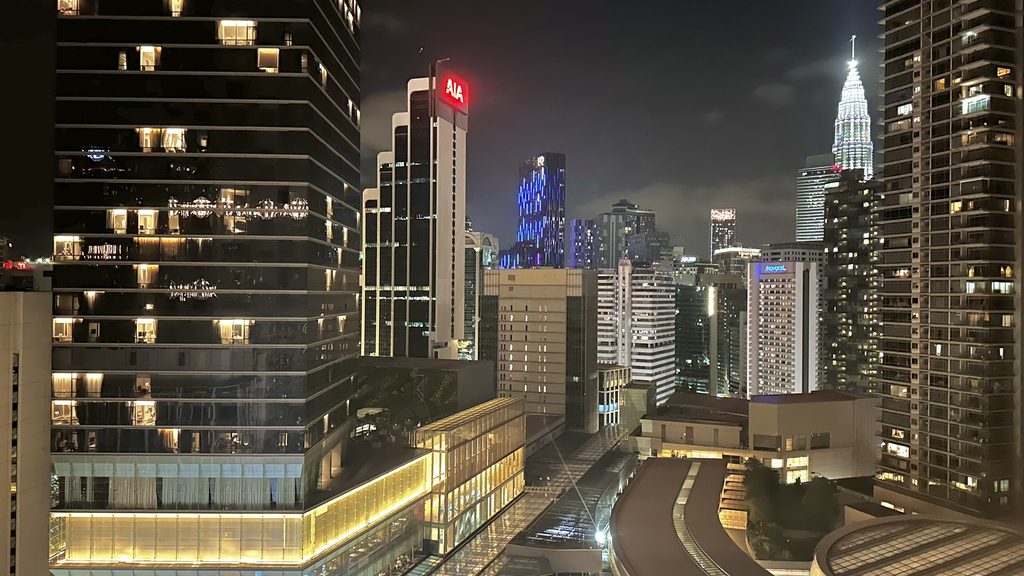 夜はビルの間にライトアップされたタワーが見える