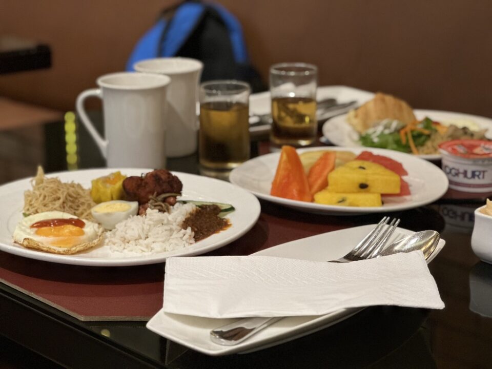 Brasserie 25でいただいたご飯や果物を盛った朝食の皿