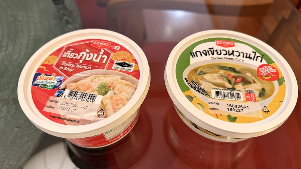 グリーンカレーとエビワンタンスープのカップ