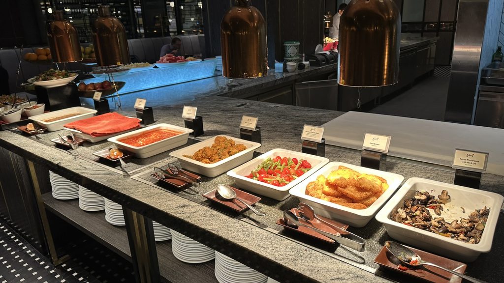 ハッシュブラウンやマッシュルームなどの温かい料理