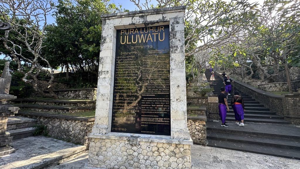 Pura Luhur Uluwatuと刻まれたウルワツ寺院入口の案内板