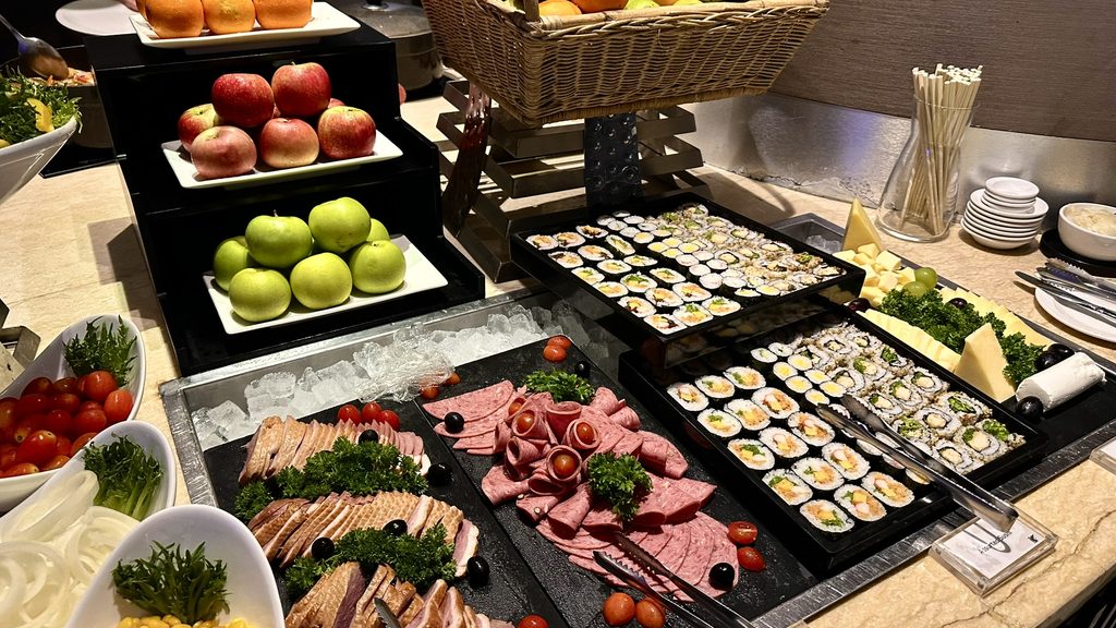 巻き寿司、コールドミート、チーズのコーナー