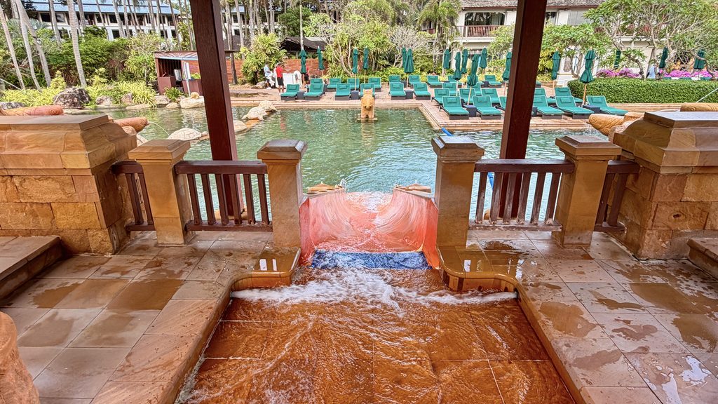 お子様用プールの小さなウォータースライダー