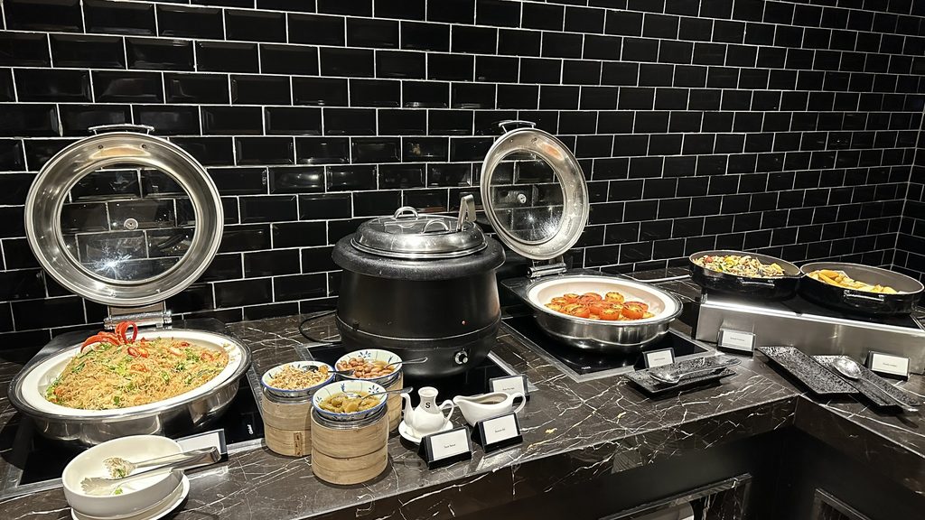 朝食ビュッフェの料理が並ぶ黒いタイルのカウンター