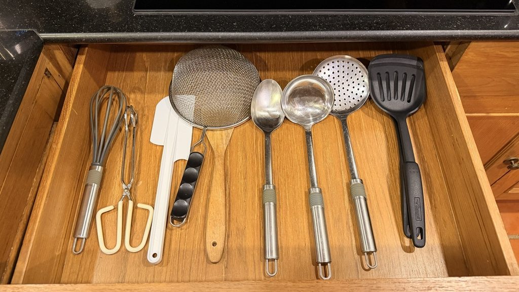 おたま、フライ返し、泡立て器などの調理器具
