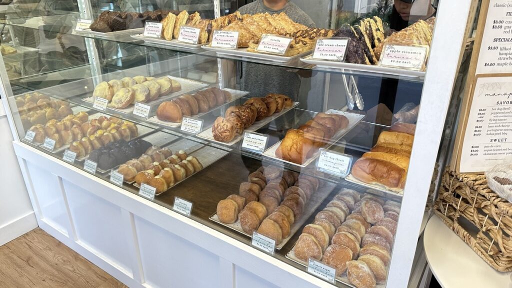 Kauai Bakeryのマラサダやペストリーが並ぶショーケース