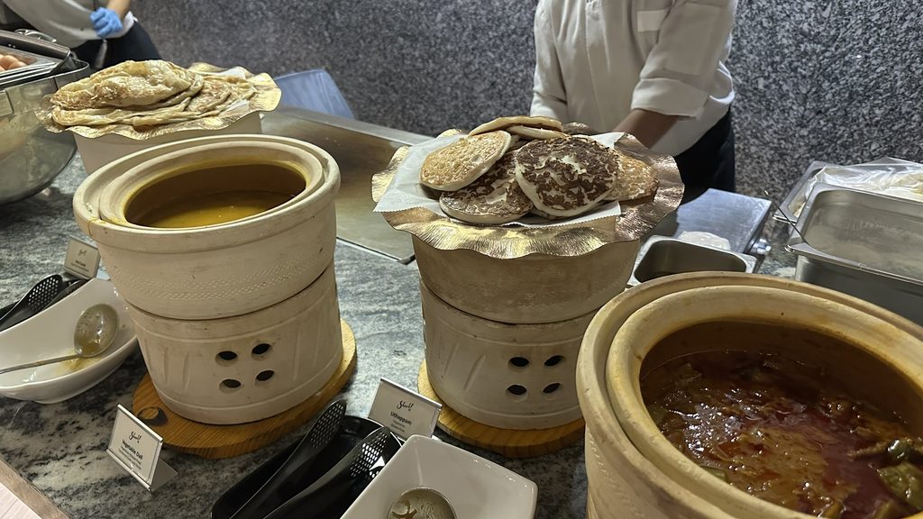 インド料理のコーナーに並ぶ薄焼き生地とカレー