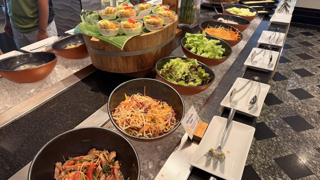 サラダとタイ料理が並ぶビュッフェ台