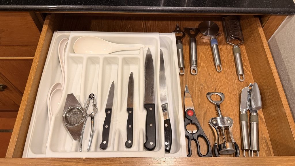 包丁、栓抜き、缶切りなどの調理器具