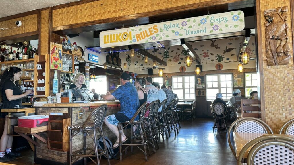 Lilikoi Bar and Grillのバーカウンターと店内