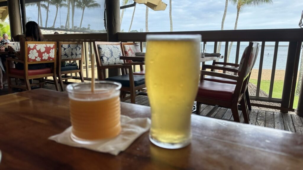 Duke's Kauaiの海を望むテーブルとドリンク