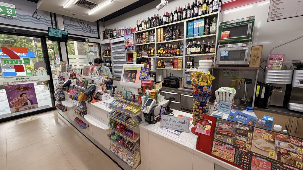 ホテル近くのセブン‐イレブン店内
