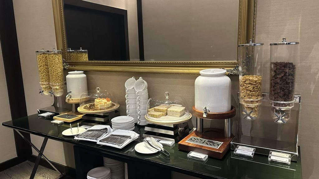 サンドイッチとケーキが並ぶ午後の軽食コーナー