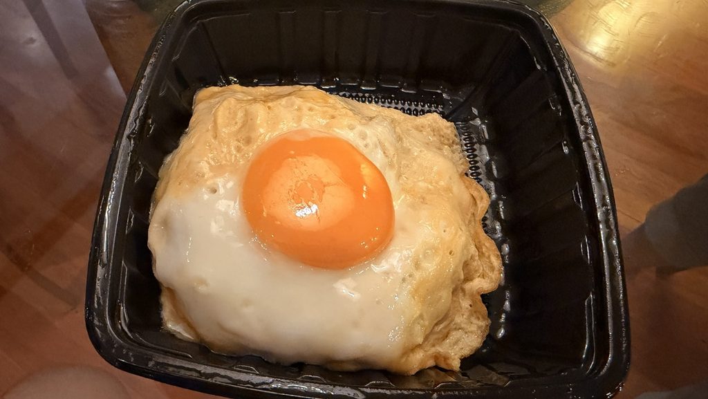 コンビニで購入した半熟卵のせご飯