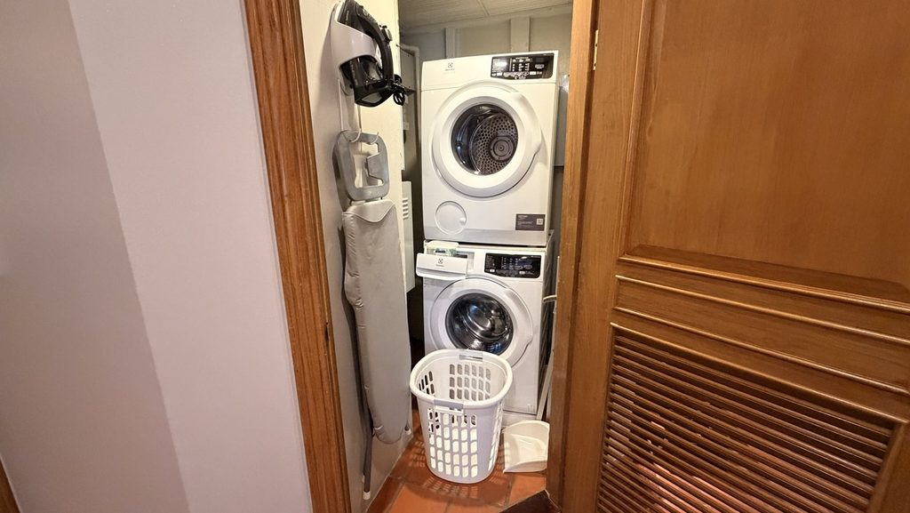 客室内の洗濯機と乾燥機