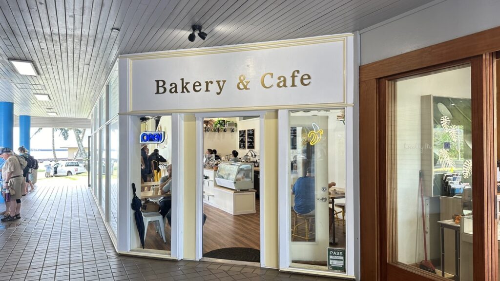 Anchor Cove Shopping CenterにあるThe Jammin' Banana Bakery & Cafeの入口