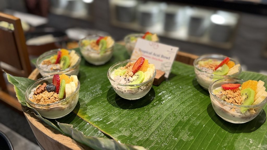 朝食ビュッフェのヨーグルトとミューズリー